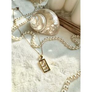 The moon pearlescent pendant necklace ￼